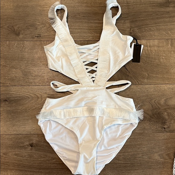 Kendall & Kylie swimsuit with matching skirt coverup - Picture 2 of 11